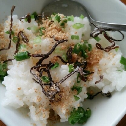 子ども用にお粥を炊いたので、私もお粥で朝ごはんてす。
塩昆布とごま油がいい味だす～！！
おいしかったです。